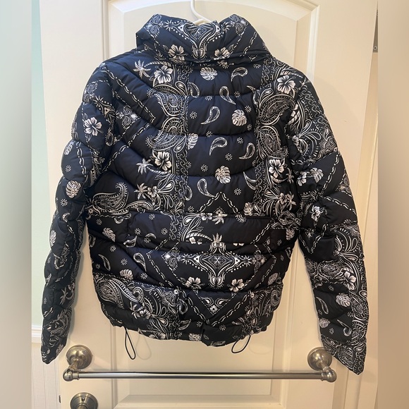 Roxy Black and White Paisley Puffer Jacket/ski layer - Picture 2 of 10